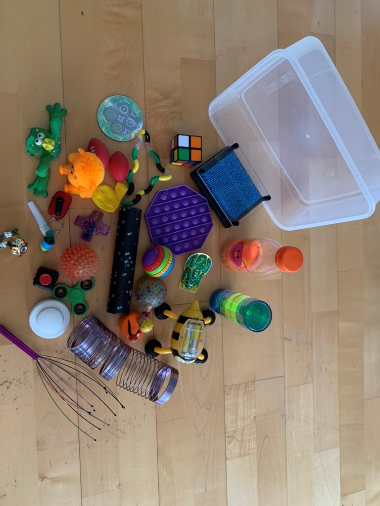 Calm-Down-Box: Lieblingsgegenstände des Kindes helfen in Stresssituationen